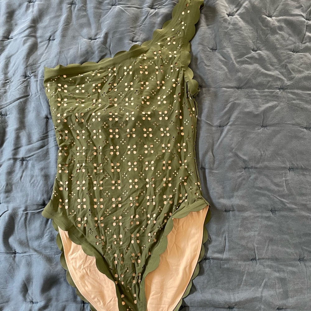 Laser cut, one shoulder, missing the removable cups